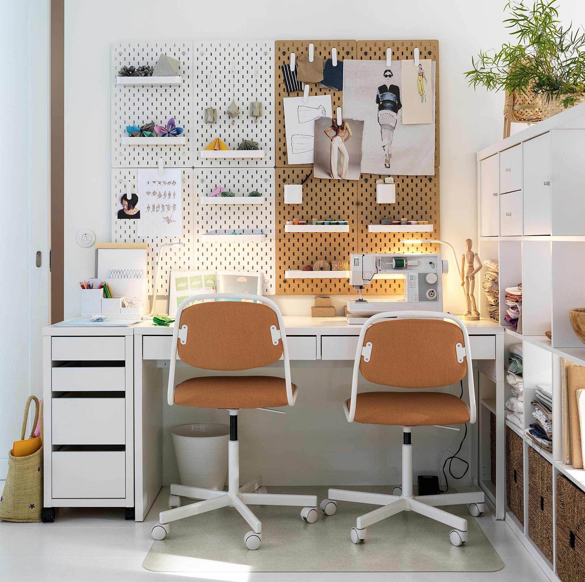 Mesa de escritorio MICKE en color blanco de IKEA
