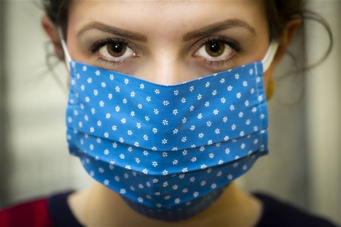 Cómo hacer tu propia mascarilla facial para el coronavirus, incluida una sin costuras