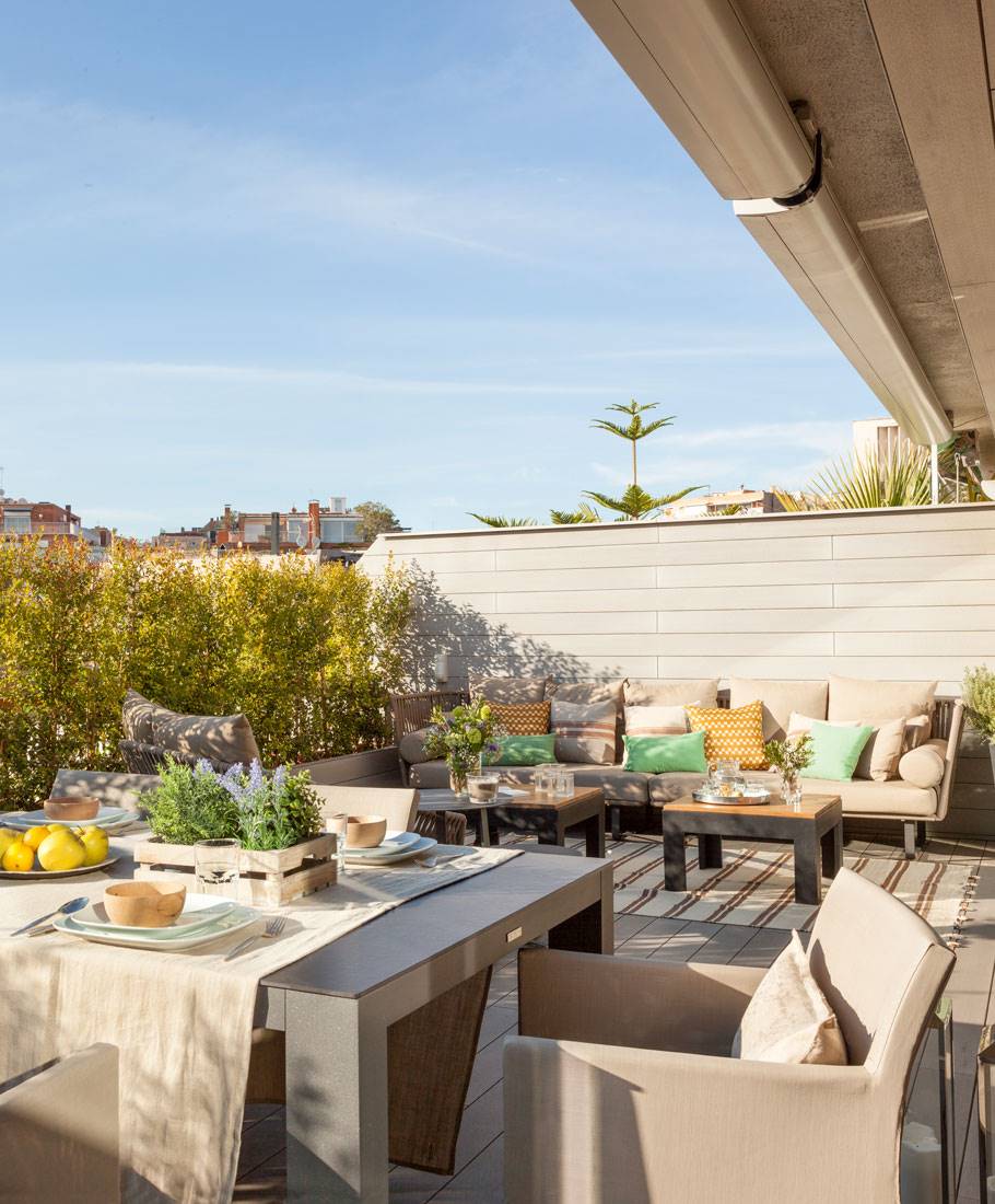 terraza-urbana-con-dos-ambientes-y-tonos-beige 406281 O