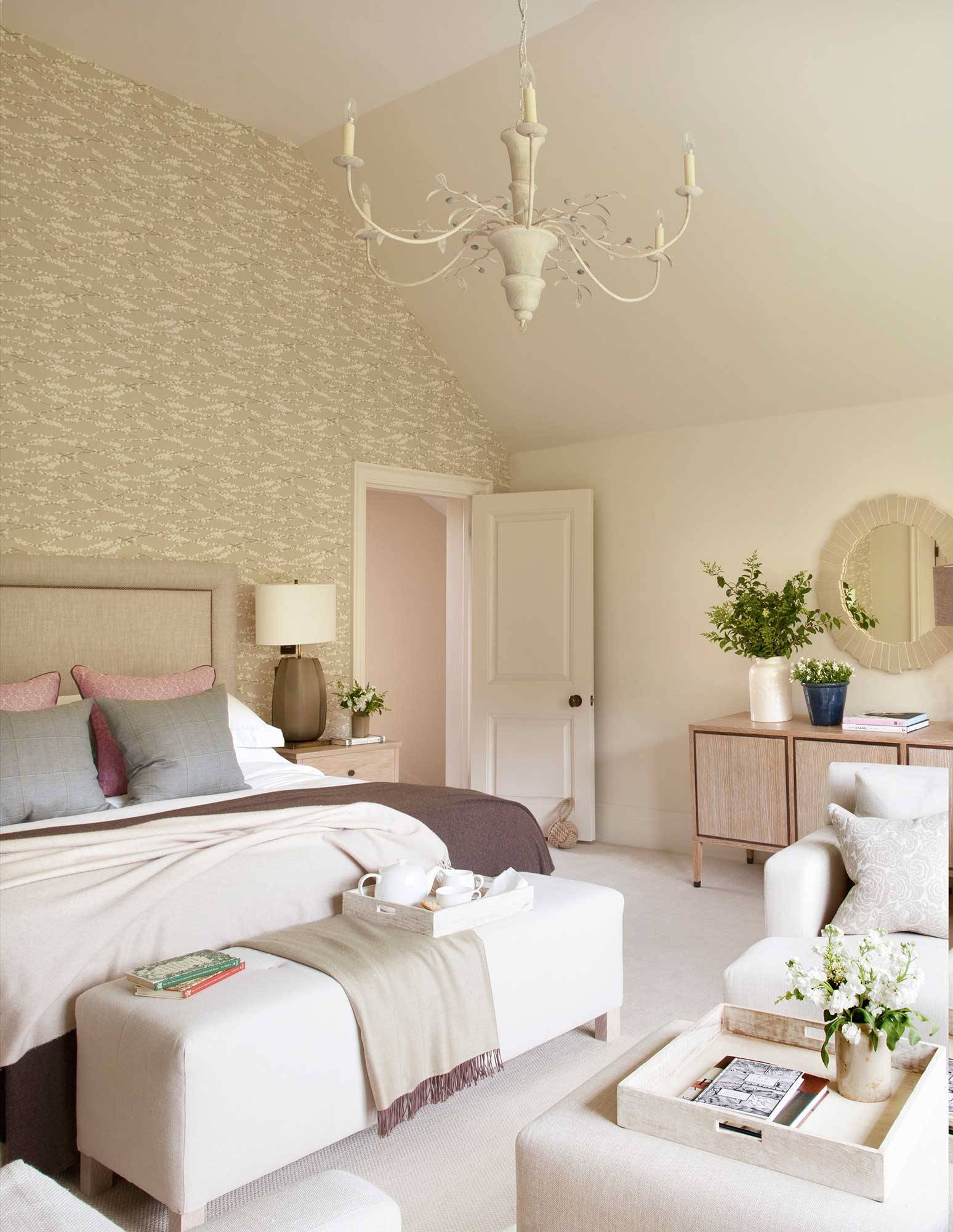 Dormitorio clásico en blanco con pared con papel pintado_00518230