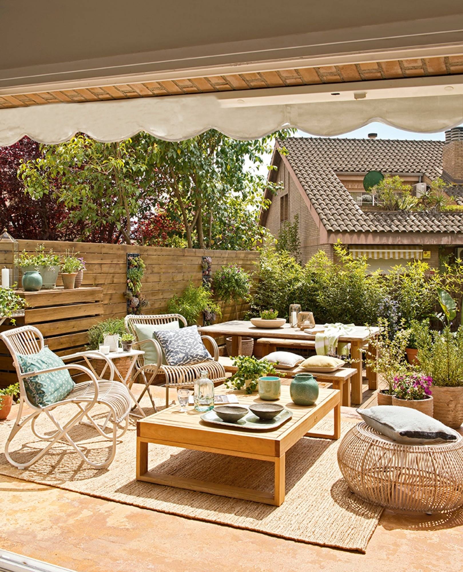 Terraza con muebles de madera y fibra natural, plantas y dos niveles 406470