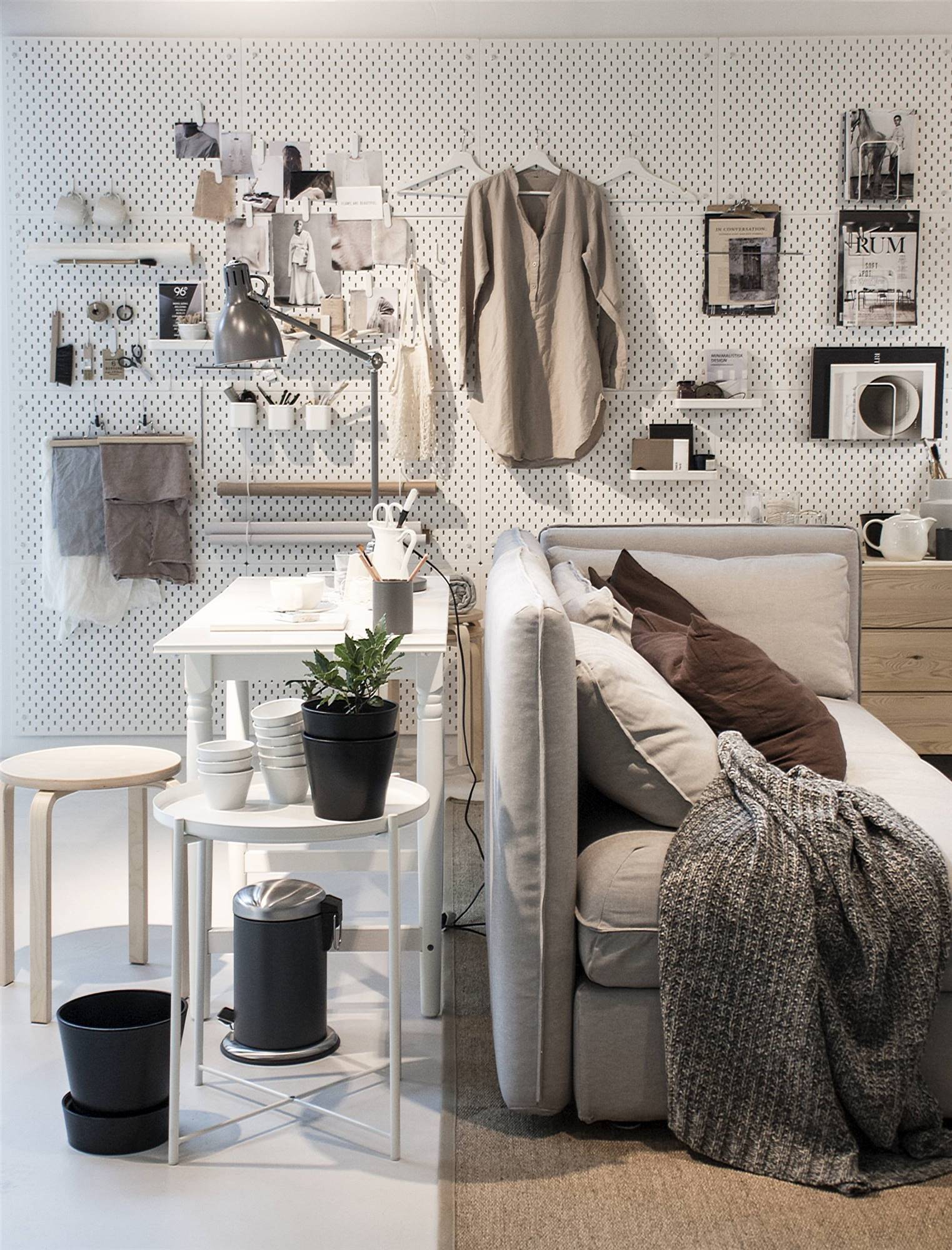 Salón con paredes decoradas IKEA