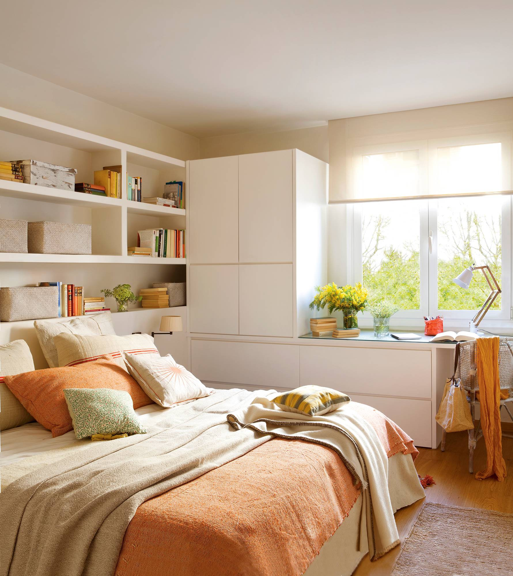 Dormitorio con librería a modo de cabecero