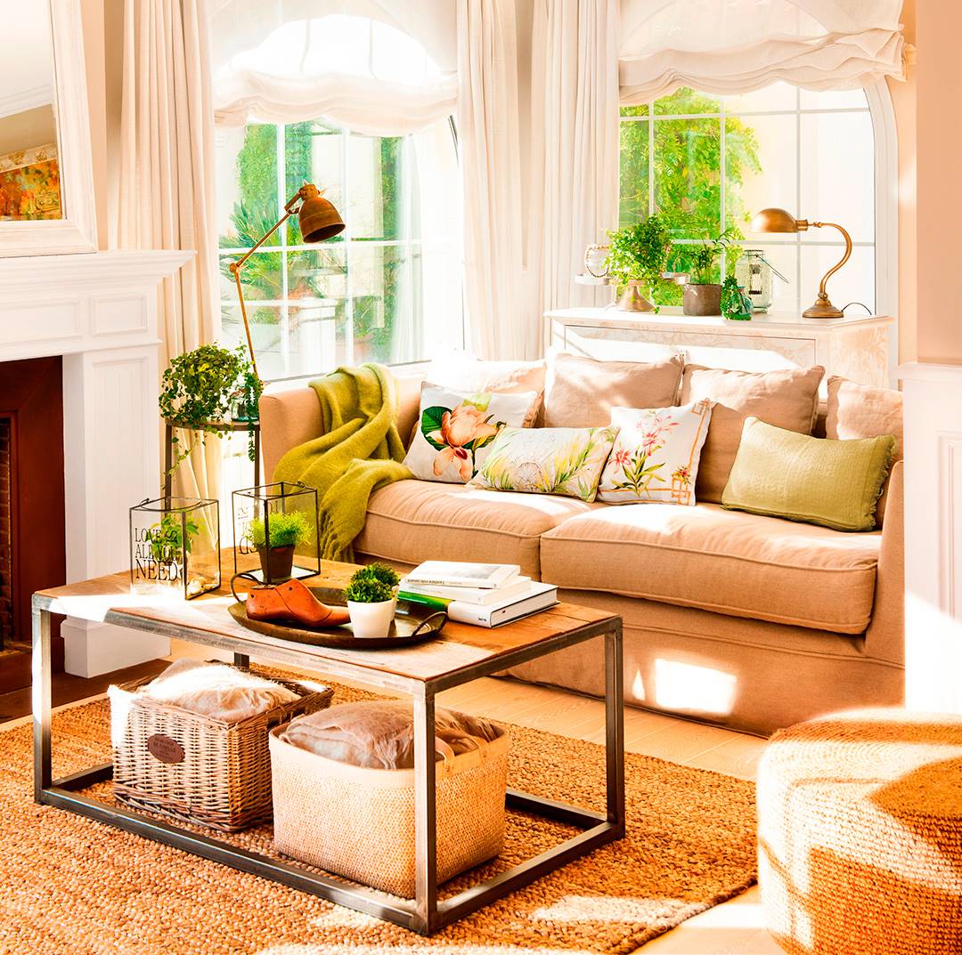 salon-con-sofa-beige-cojines-verdes-mesa-de-centro-en-madera-y-metal-lamparas-vintage-y-cortinas-y-estores-blancos