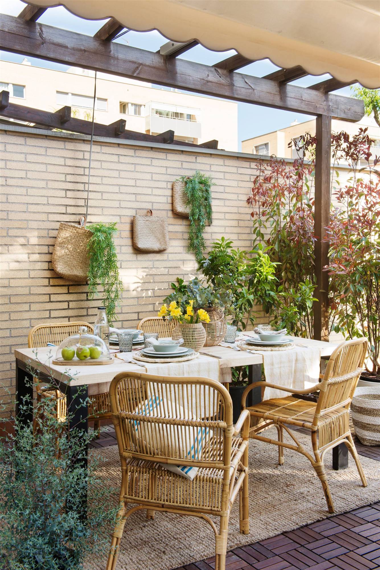 24 ideas de decoración de patios pequeños para disfrutarlos a tope