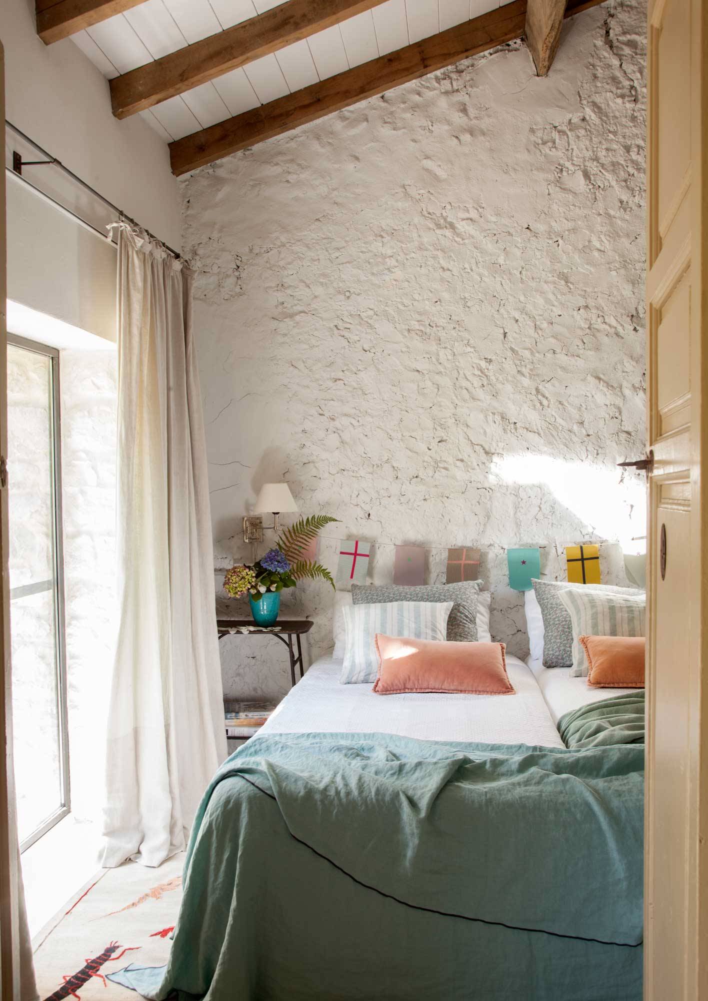 Dormitorio con paredes encaladas. 