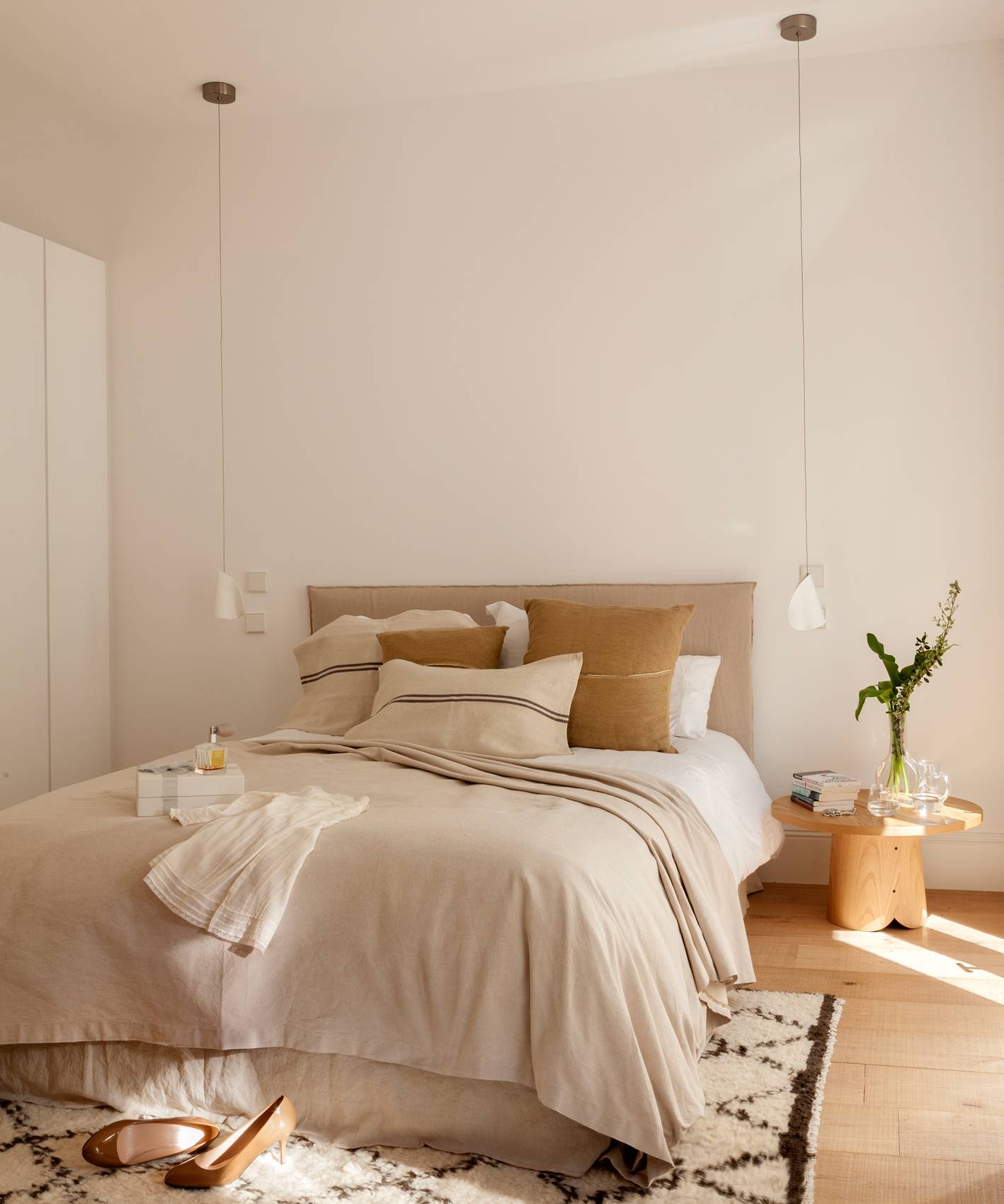 Dormitorio de diseño contemporáneo con lámparas colgantes a ambos lados de la cama