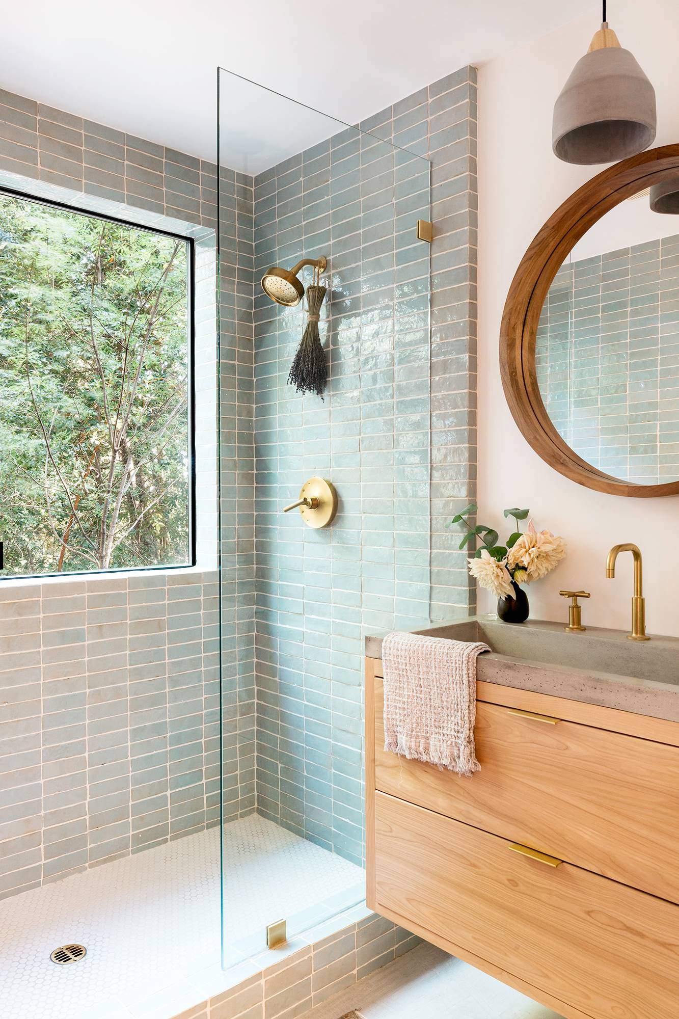 Baño de estilo rústico con ducha de obra revestida de azulejos azules