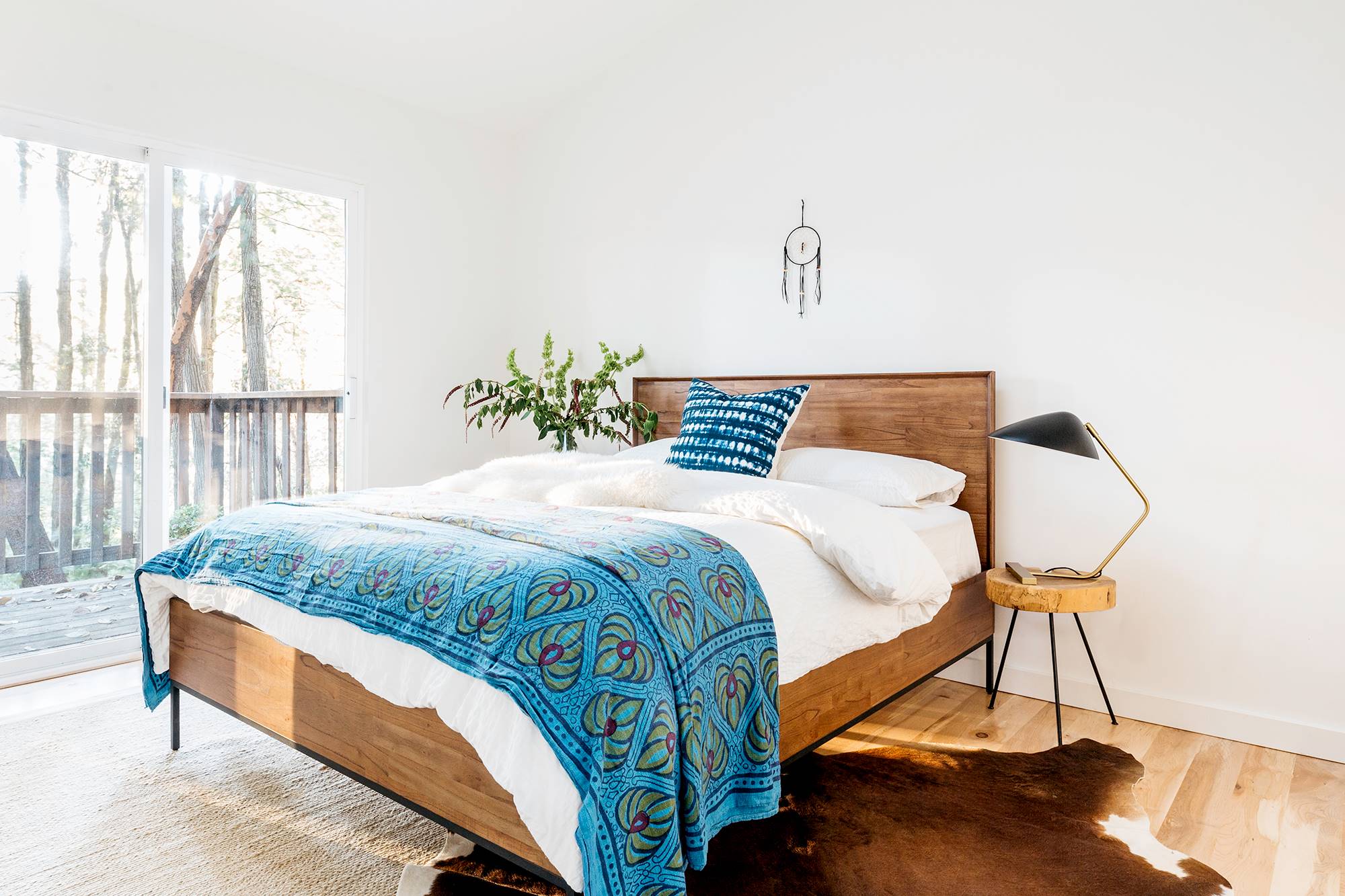 Dormitorio de estilo zen con cama de madera