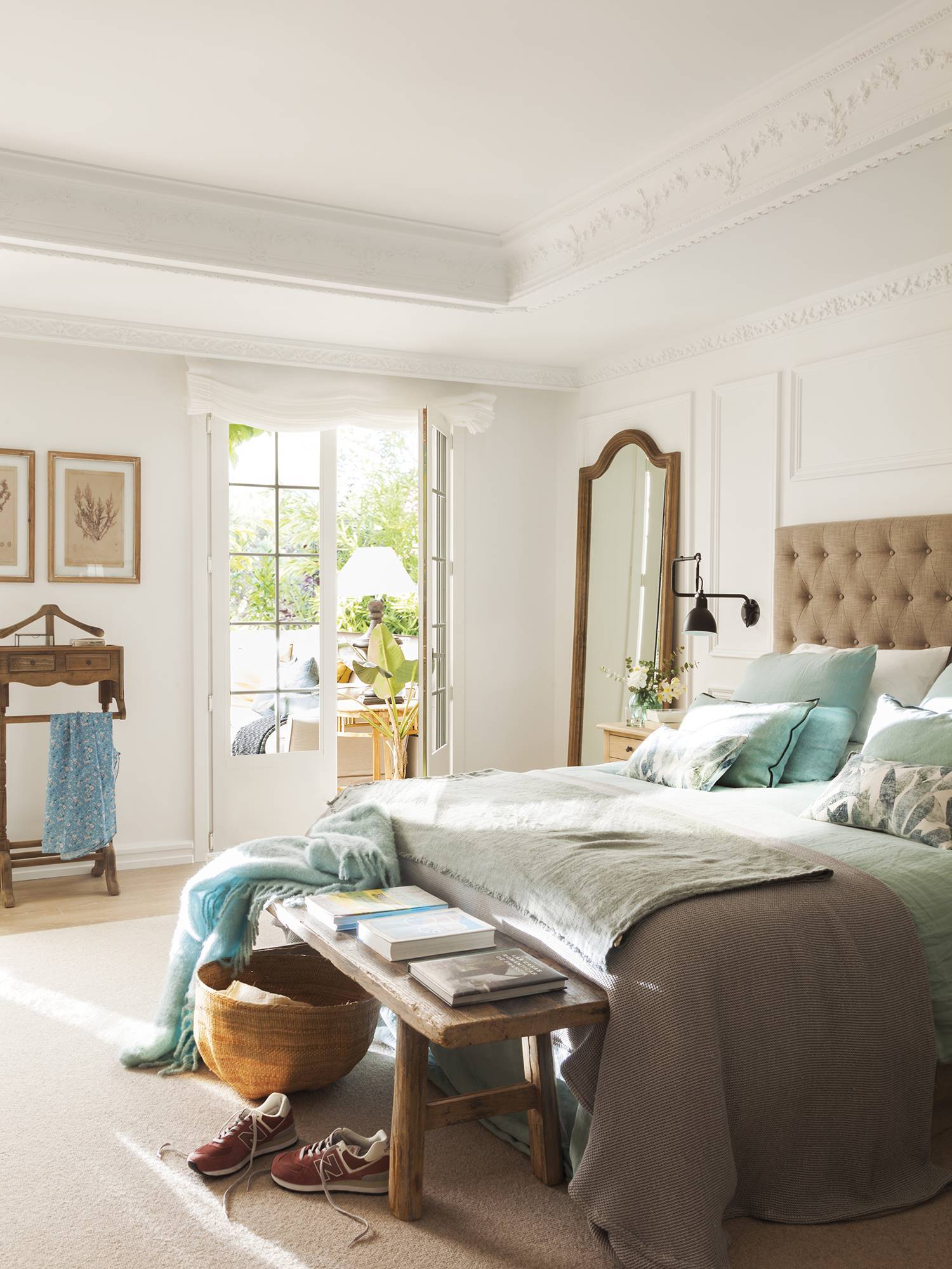 Dormitorio amplio con molduras, pared del cabecero panelada y cabecero en capitoné