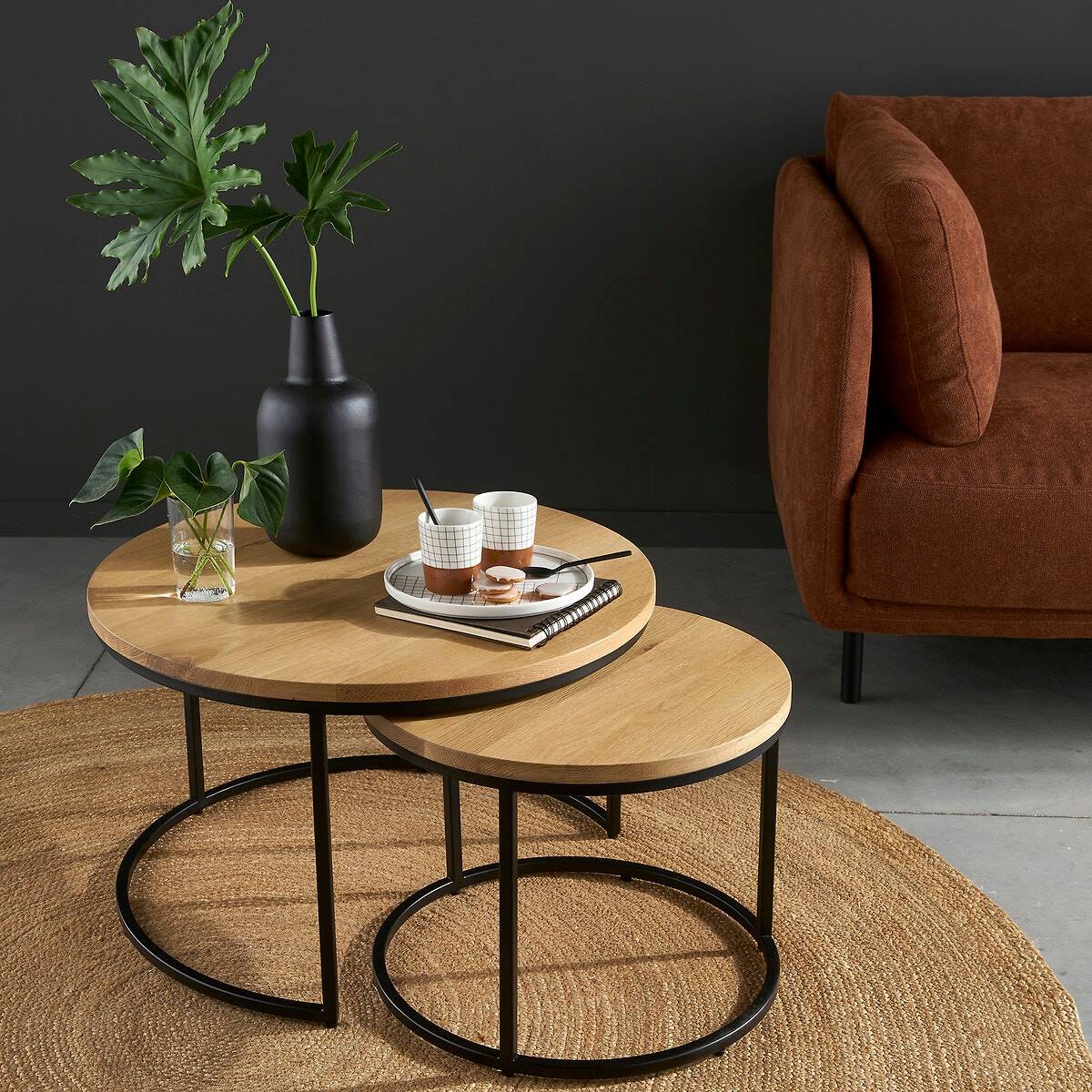 Muebles de salón modernos: unas mesa de centro tipo nido con estructura metálica y superficie de madera. 