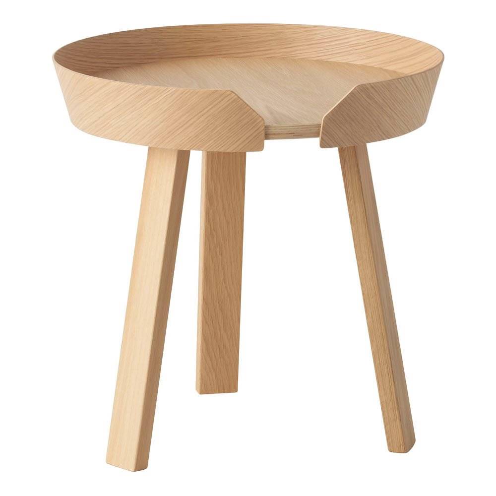 Muebles de salón modernos: una mesa auxiliar de madera de diseño. 