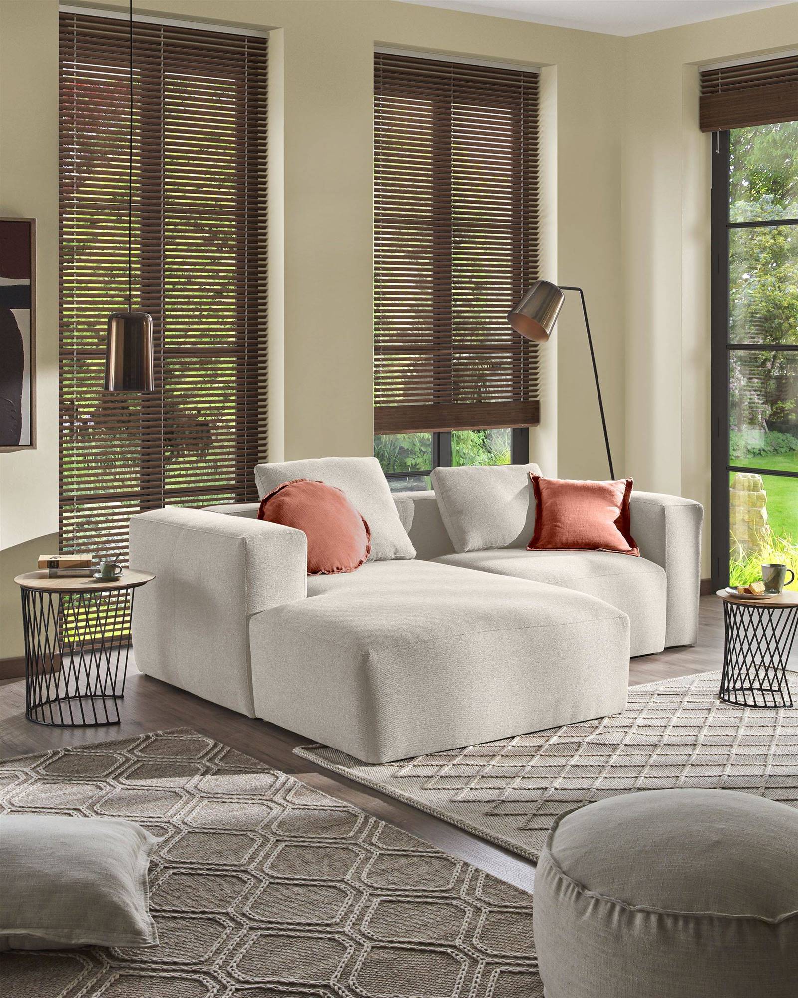 Muebles para salones modernos: un sofá con diseño cúnico y con chaise longue. 