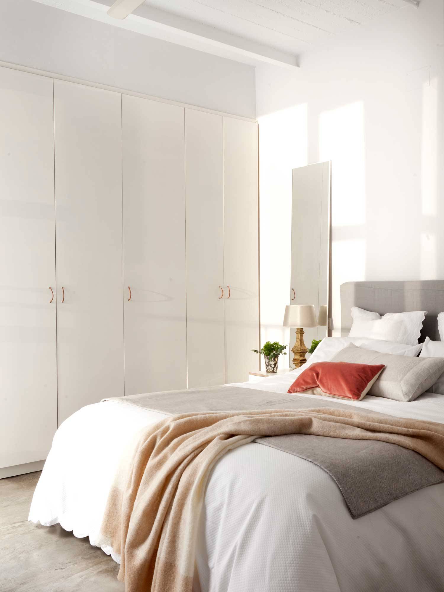 Dormitorio moderno con frentes de armario en blanco. 