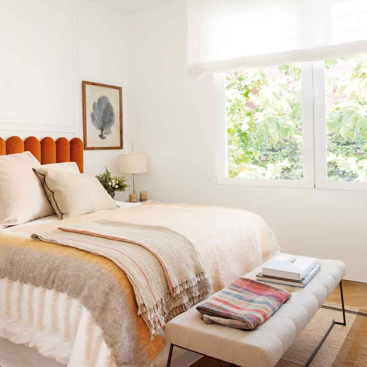 Dormitorio moderno con molduras y el cabecero de color. 