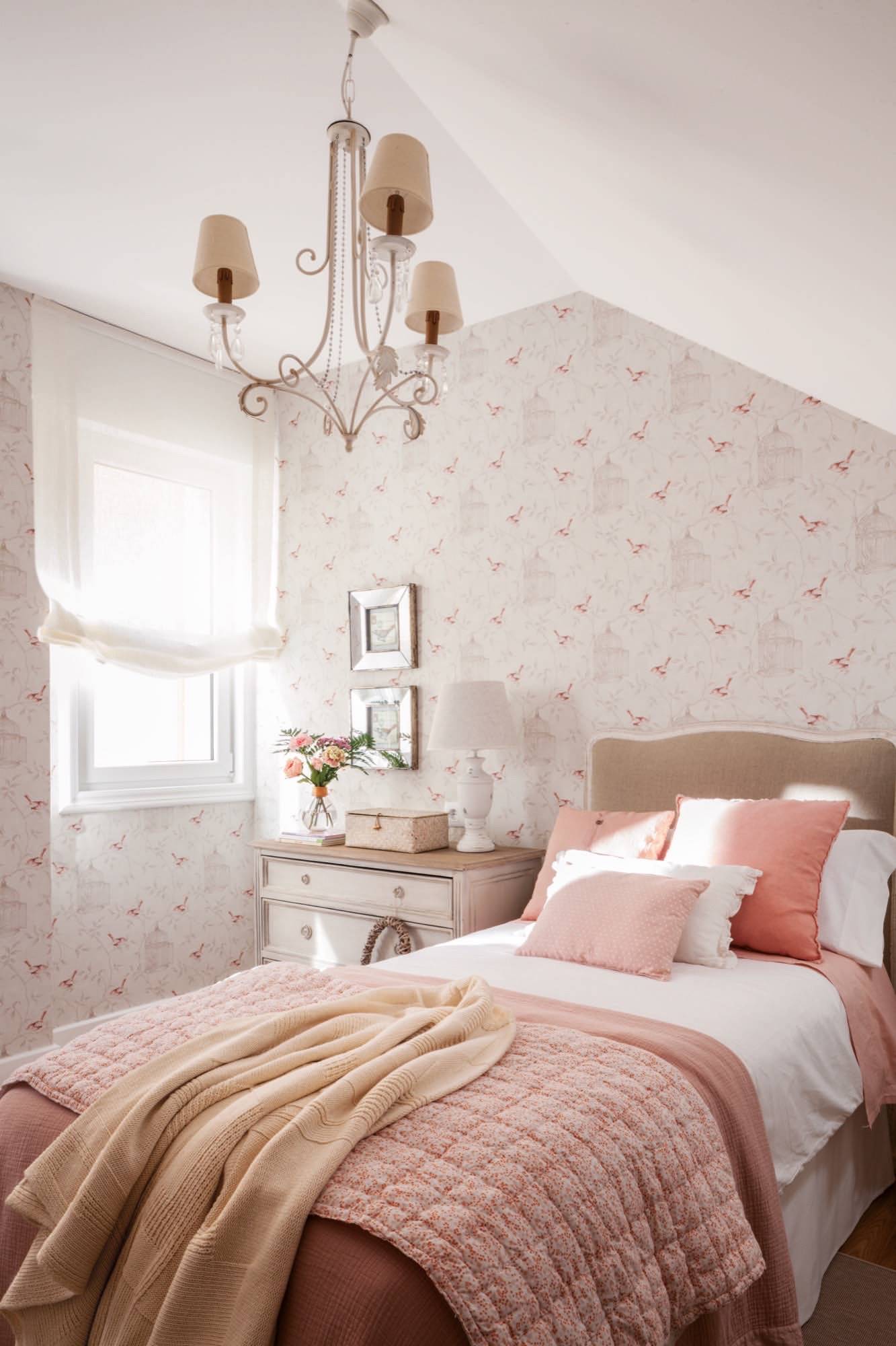 Habitación infantil de estilo romántico afrancesado decorada en tonos rosas