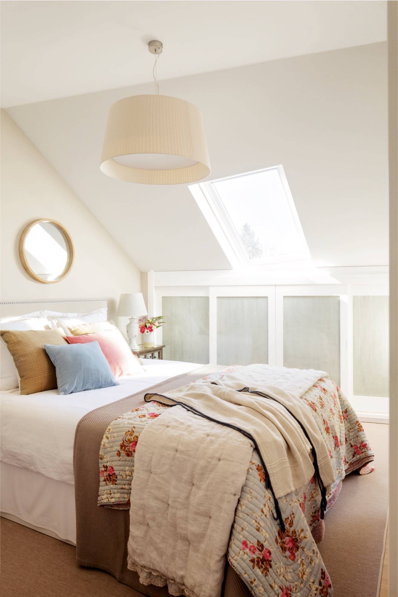 Dormitorio de estilo romántico decorado en tonos claros
