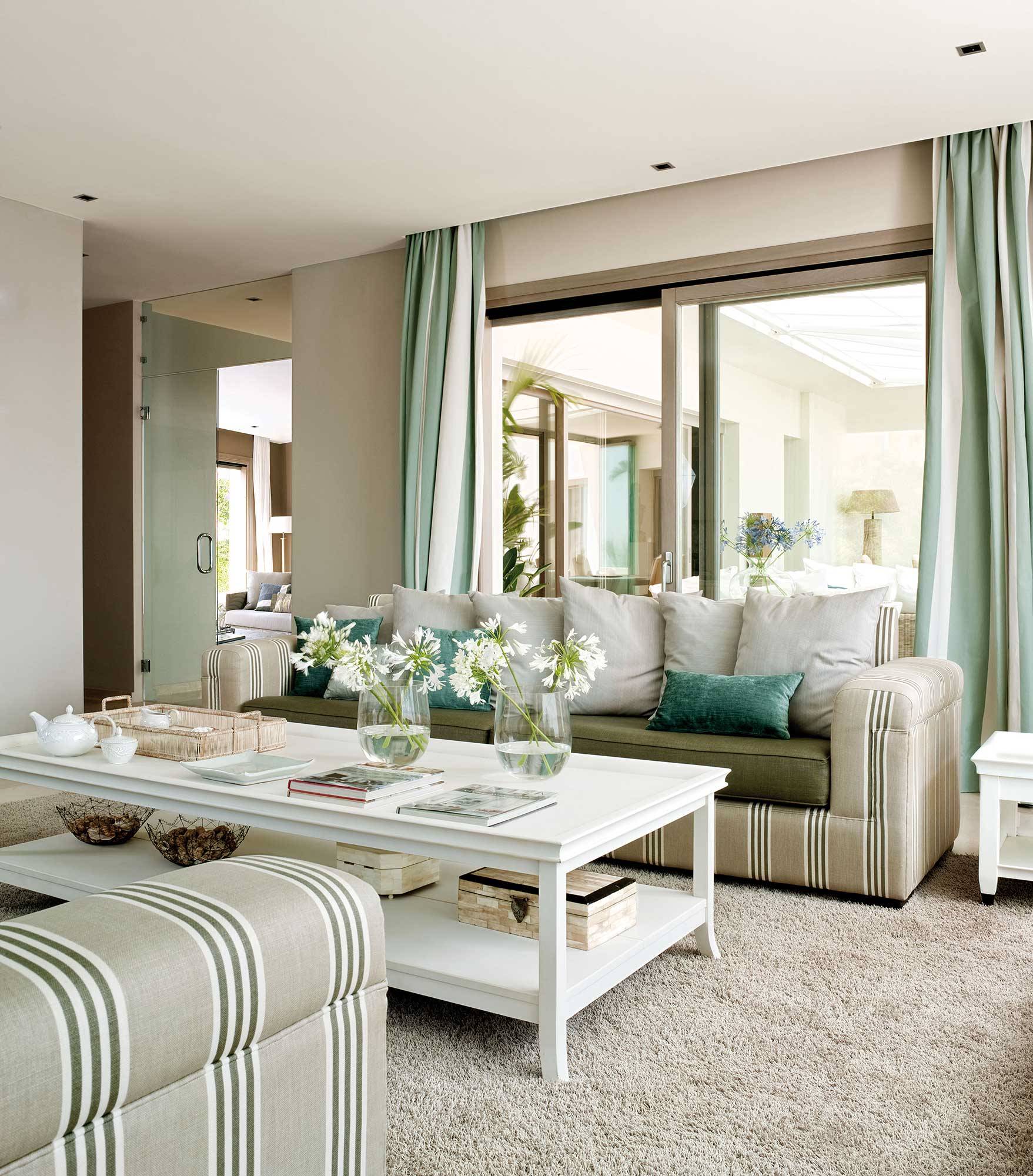Salón con dos sofás enfrentados tapizados lisos y a rayas_00281820