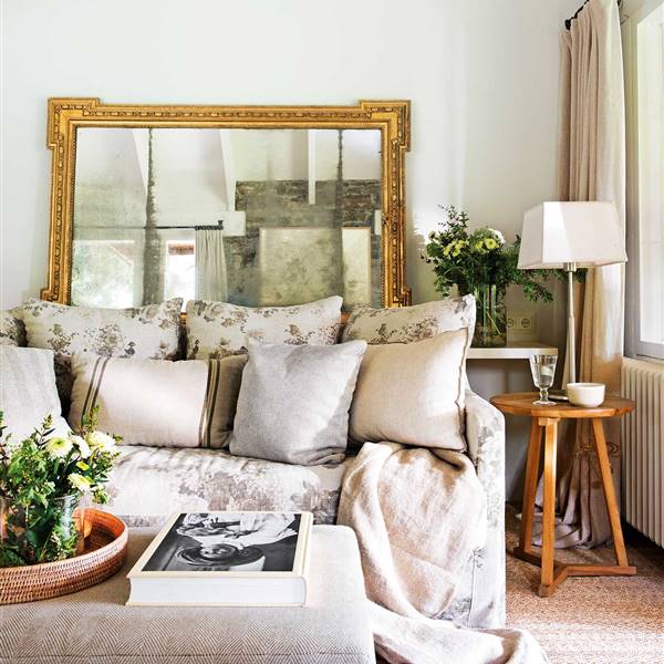 Flores, rayas, cuadros... Los 15 sofás con estampados que más nos gustan   