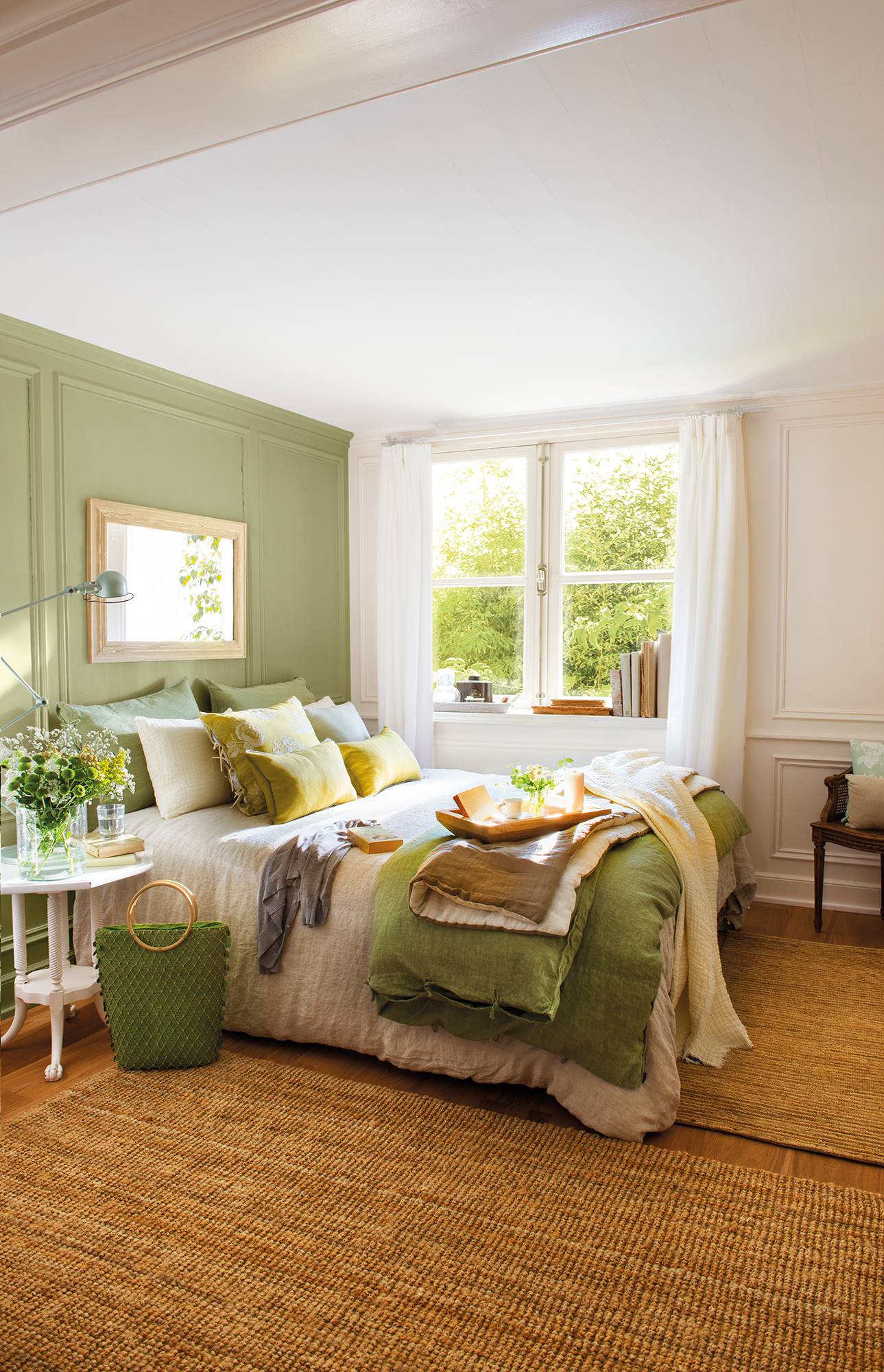 Dormitorio con pared del cabecero y ropa de cama en verde