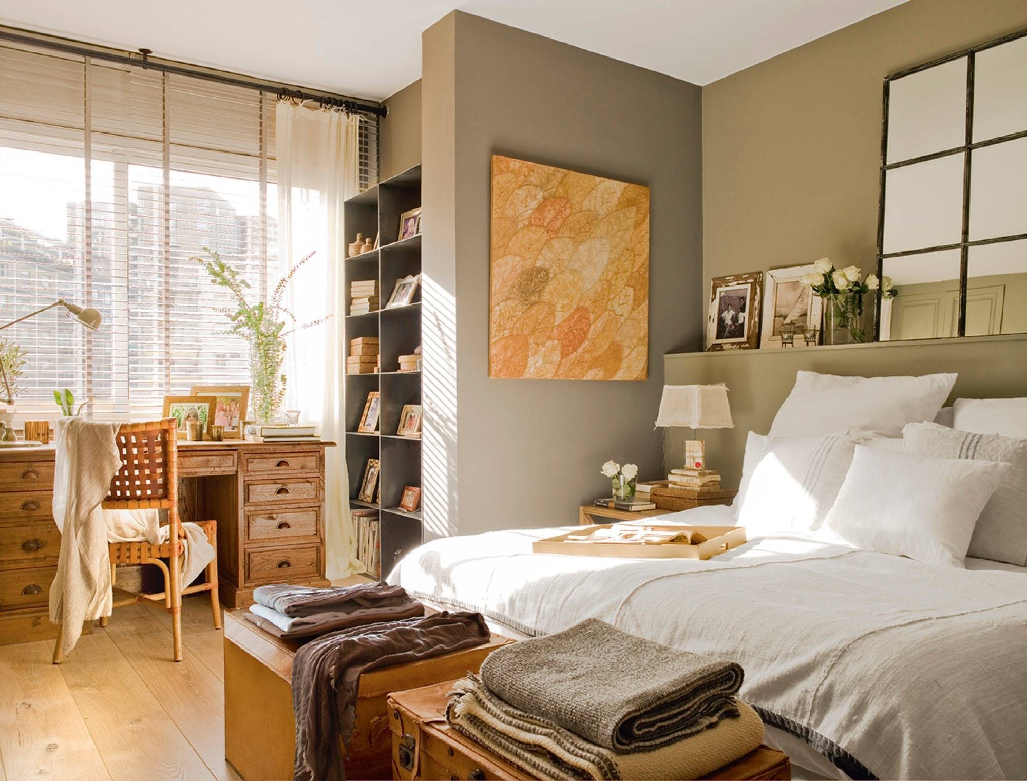 Dormitorio en gris con zona de estudio, cabecero y espejo