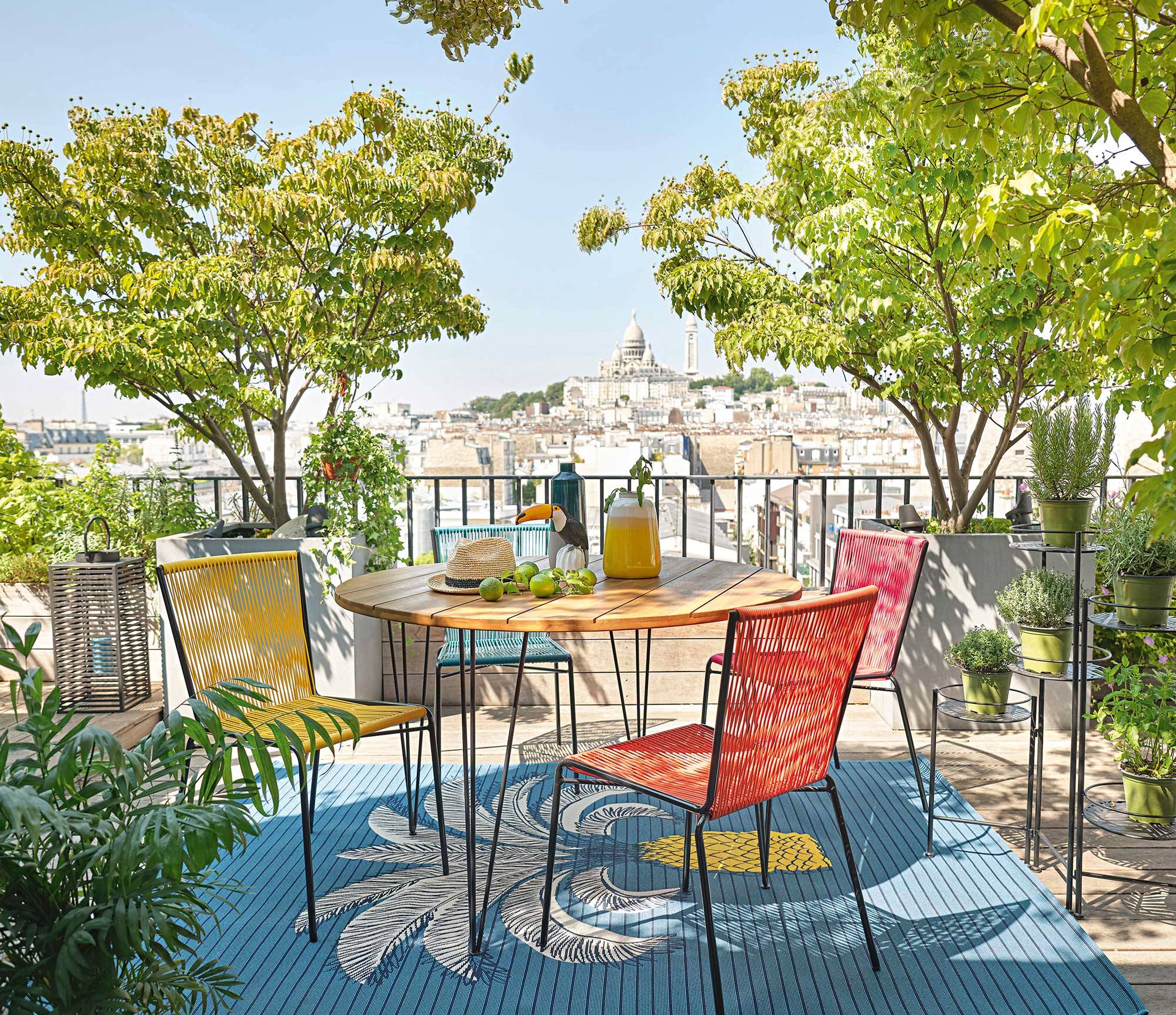 Balcón con comedor pequeño con mesa redonda de Maisons du Monde. 