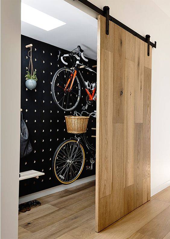 bicicleta colgada en un armario 
