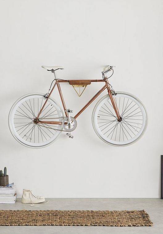 bicicleta colgada con rack de madera 