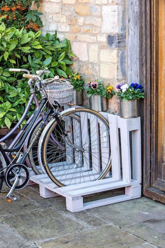 bicicletas con palets en la entrada 