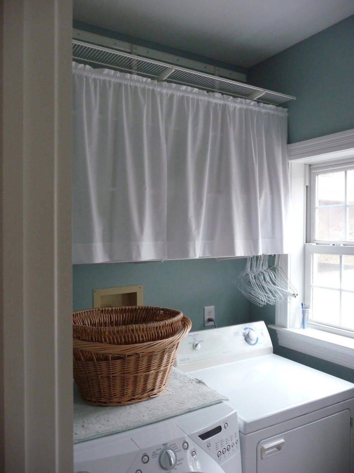 Barra de ducha con cortina en la sala de lavandería
