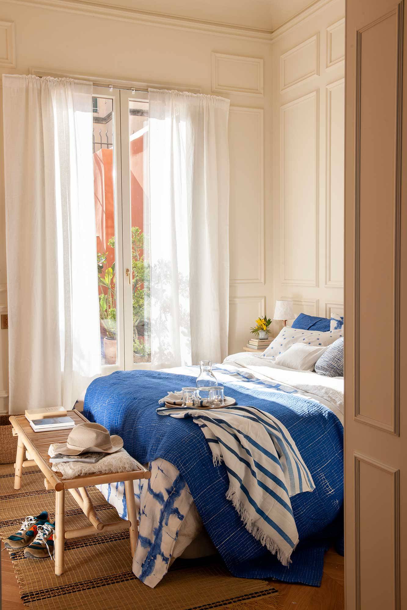 dormitorio decorado en neutros y azules_00501565 O