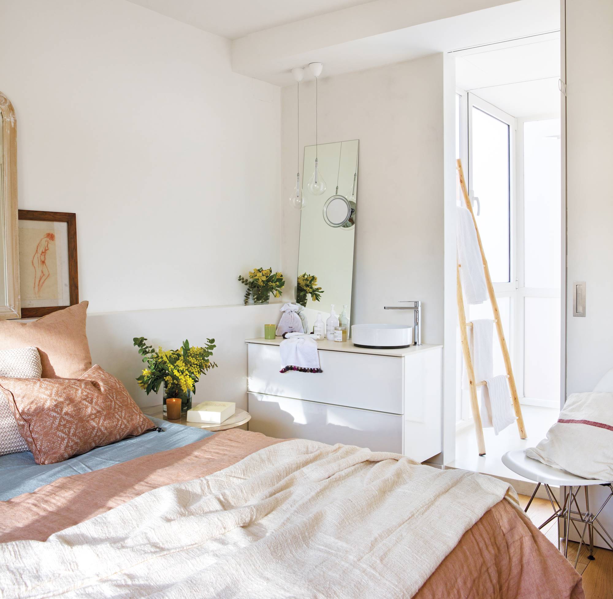 Dormitorio con zona lavamanos y ducha con puerta corredera_00480649