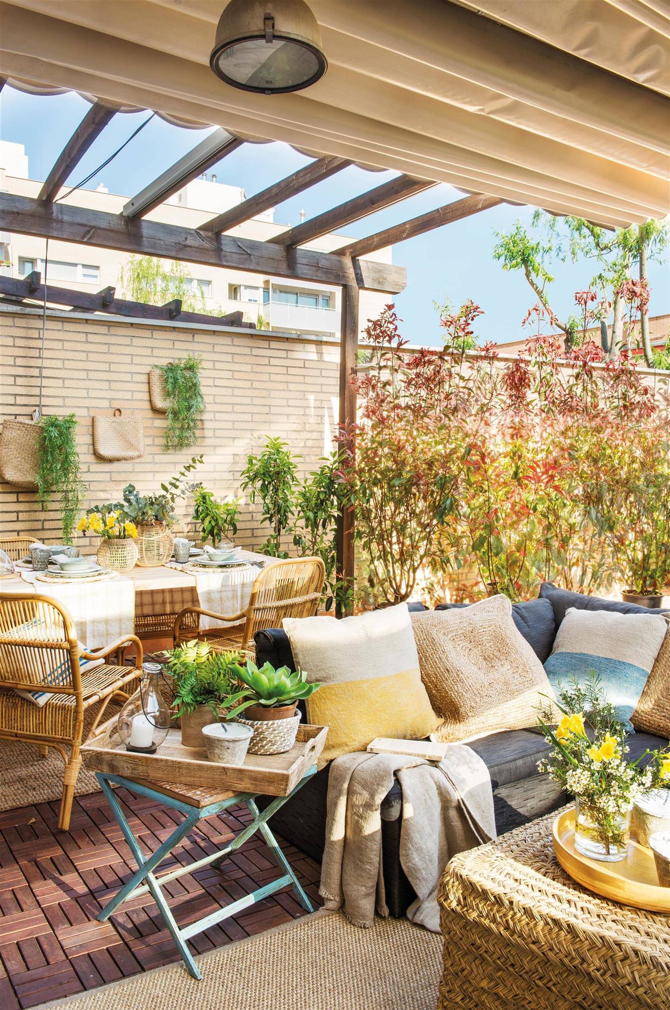 Terraza con asientos y comedor exterior decorado en tonos cálidos