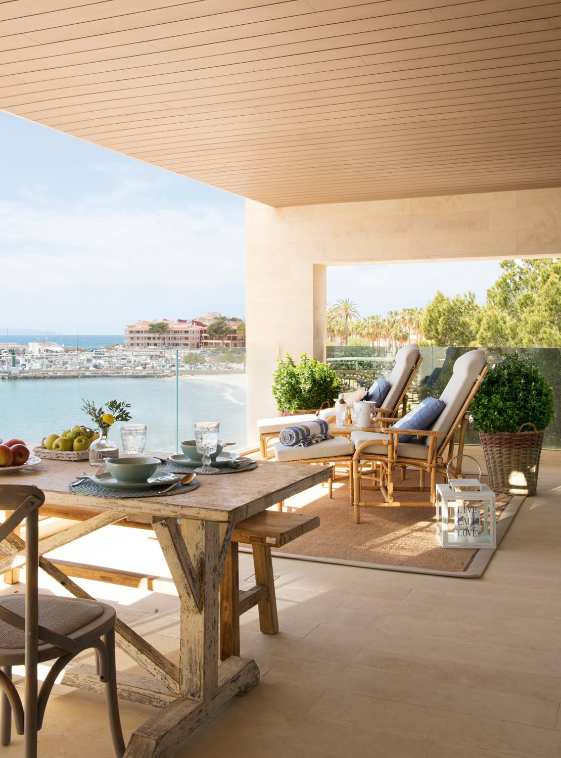 terraza-con-vistas-al-mar-con-muebles-de-exterior-alfombra-tumbonas-comedor-y-plantas-433808 