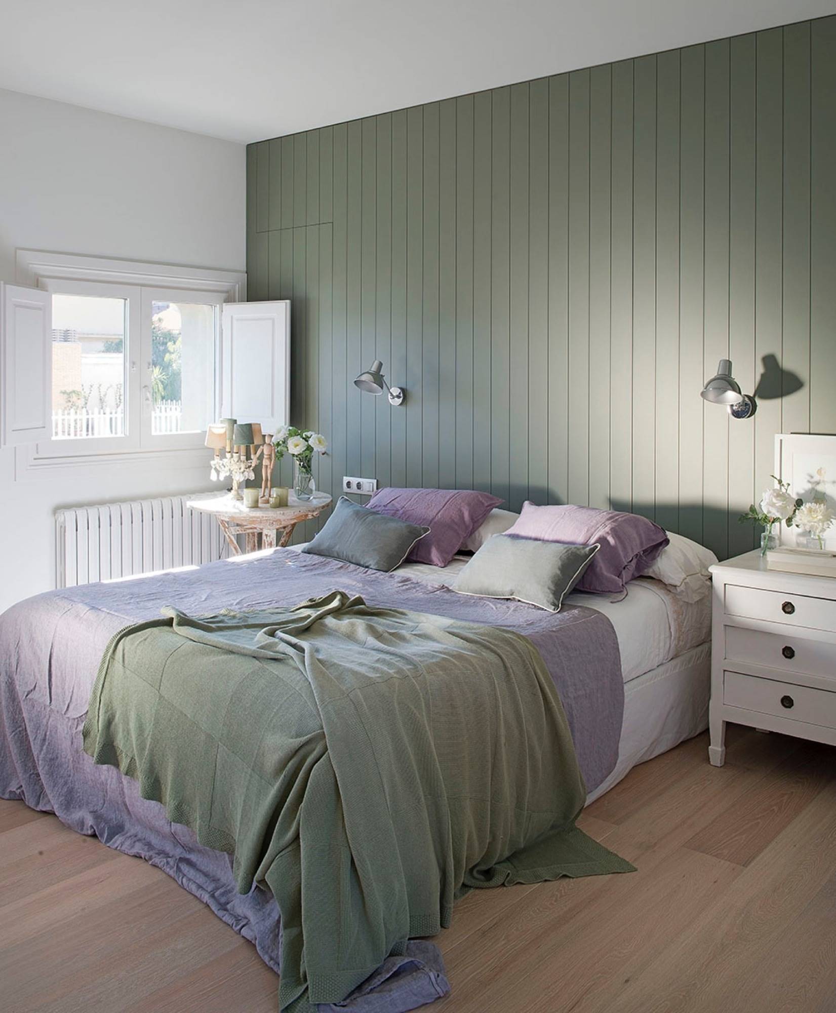 dormitorio con pared del cabecero alistonada y pintada en verde_00359578 O