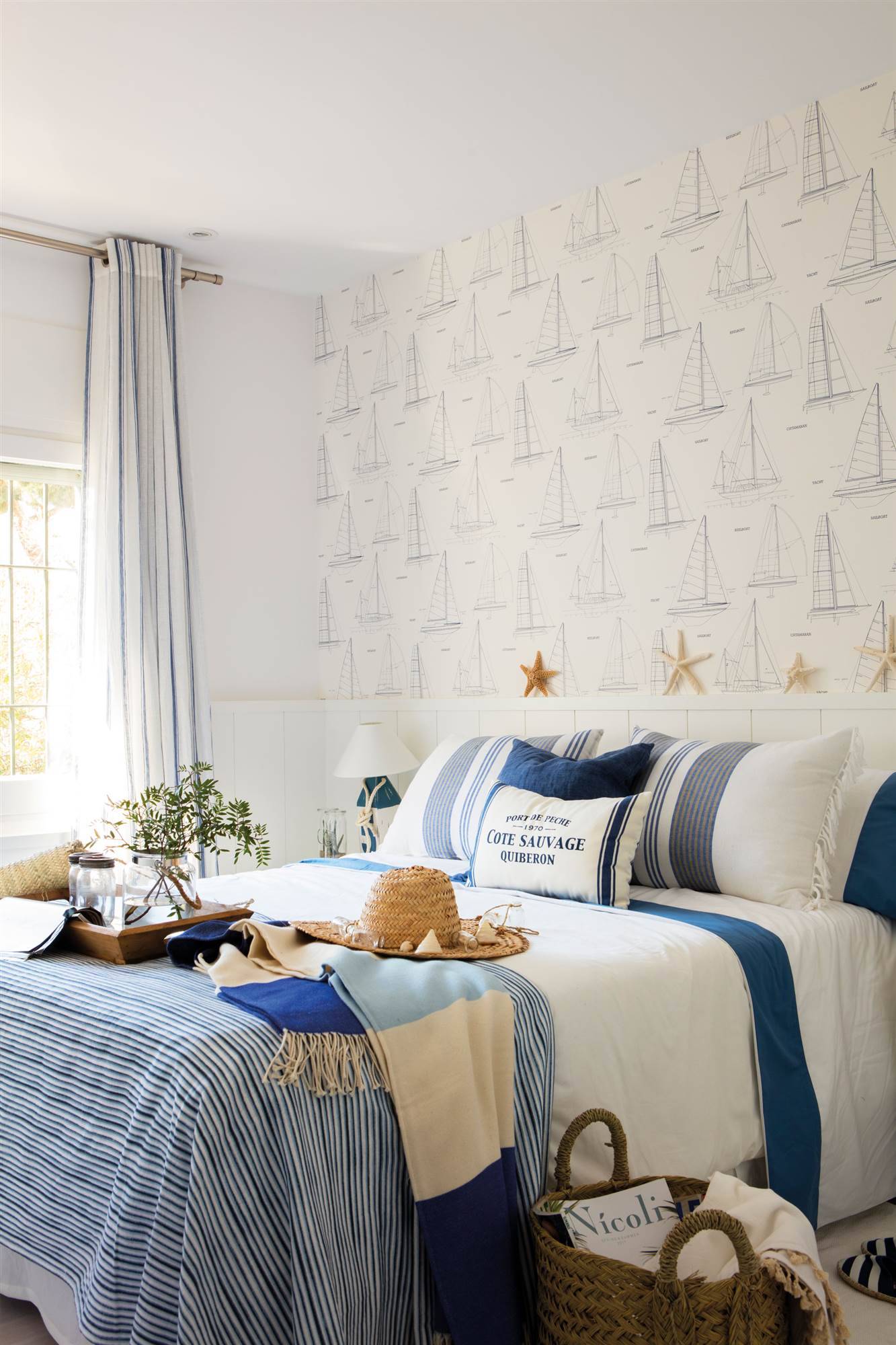 Dormitorio de apartamento de verano en blanco con papel pintado de barcos_00460587 