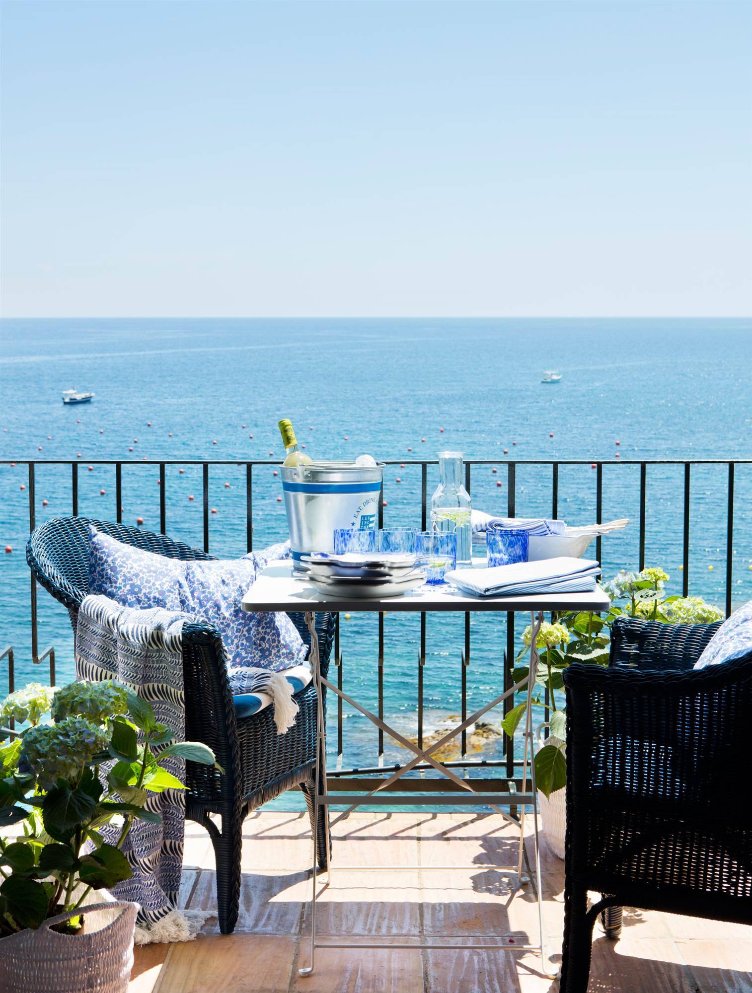 Balcón pequeño con dos butacas azules y vistas al mar_00460595
