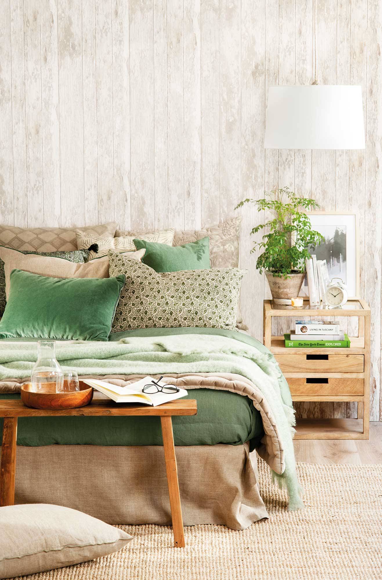 Dormitorio beige con textiles de color verde_00516832