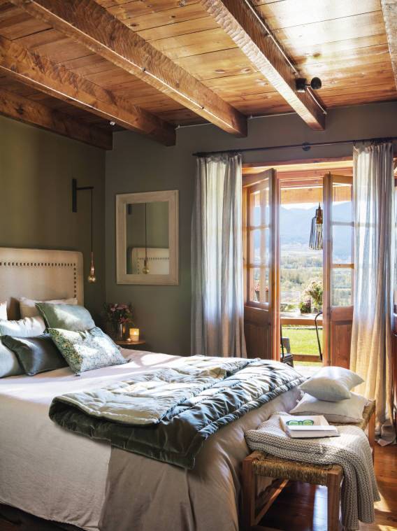 Dormitorio de casa  de montaña con paredes verdes_ 497892