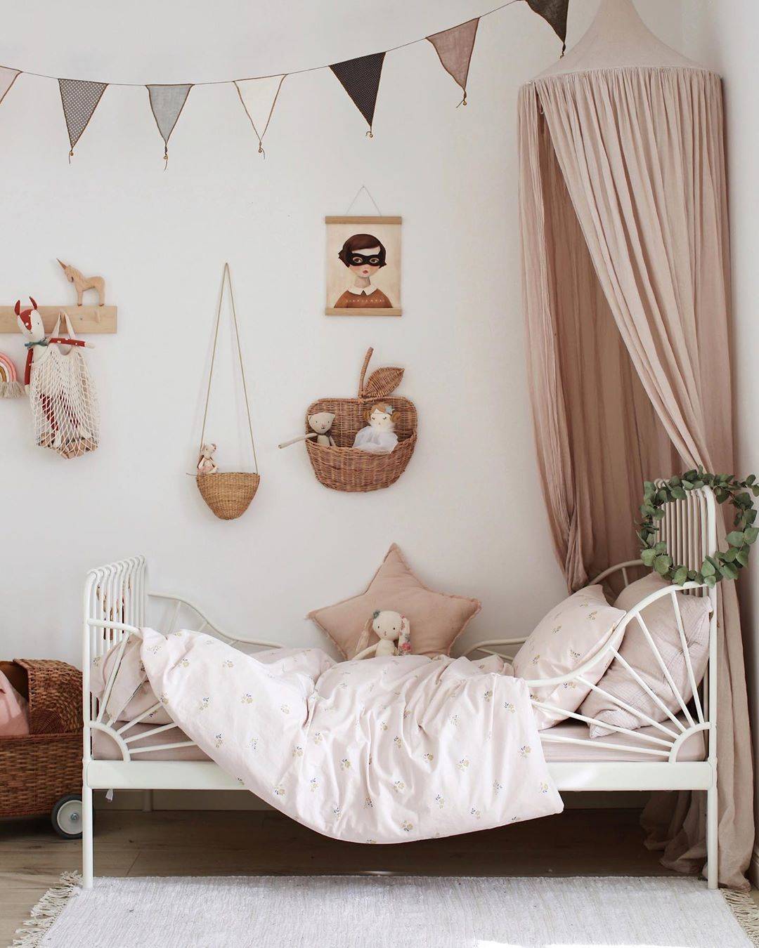 Habitación infantil con cama MINNEN de IKEA en color blanco y dosel rosa