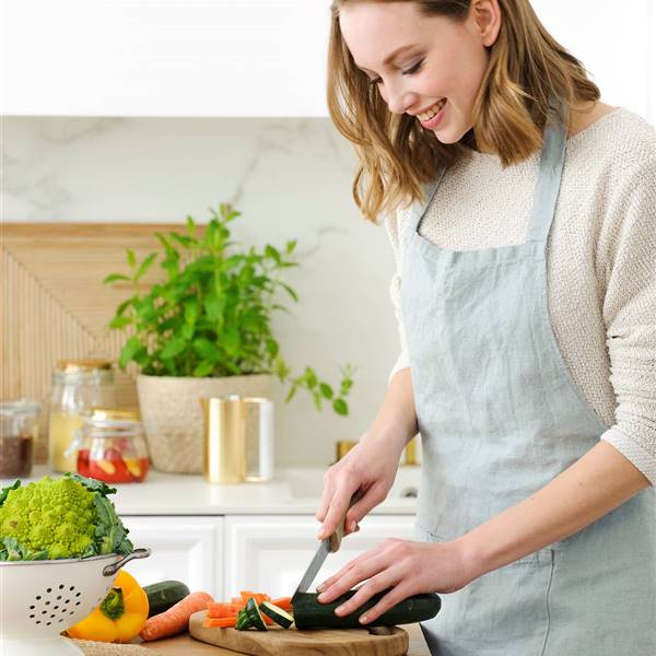 mujer en una cocina cortando verdura_00476193_O