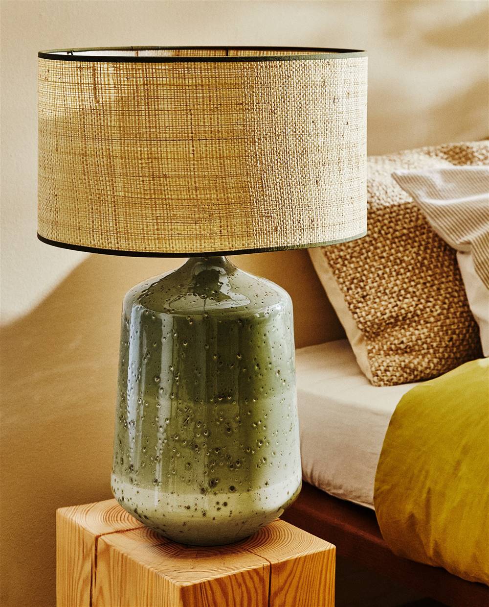 Lámpara con la base de cerámica en color verde y pantalla de fibra