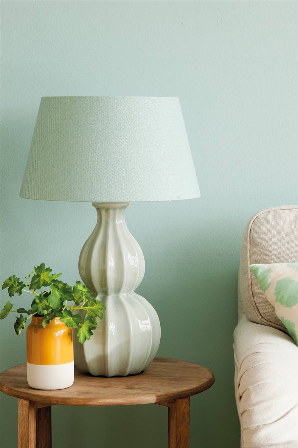 Detalle de lámpara de sobremesa verde mint en salón_ 00442768