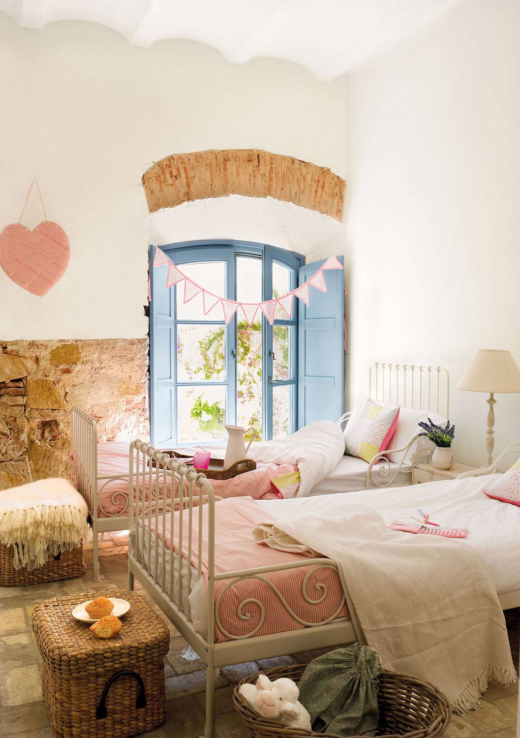 11. candida-y-dulce-habitacion-infantil-con-dos-camas-en-paralelo-y-paredes-de-piedra bb8b777b