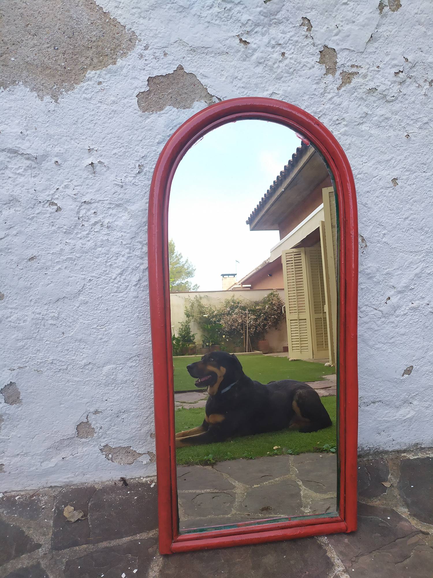 Espejo antiguo con marco ovalado de color rojo
