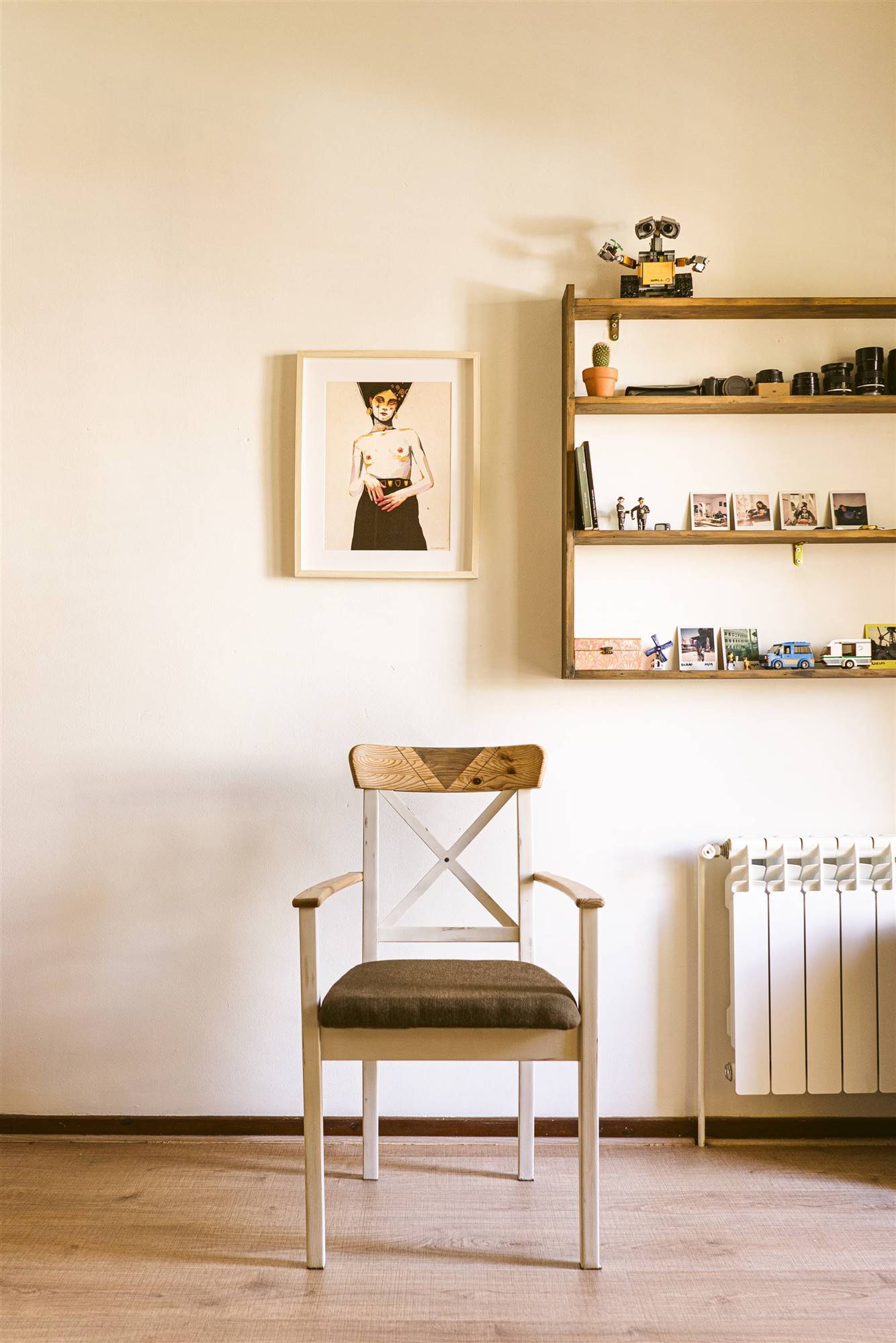 Silla de madera pintada de blanco con el asiento tapizado en tela de saco