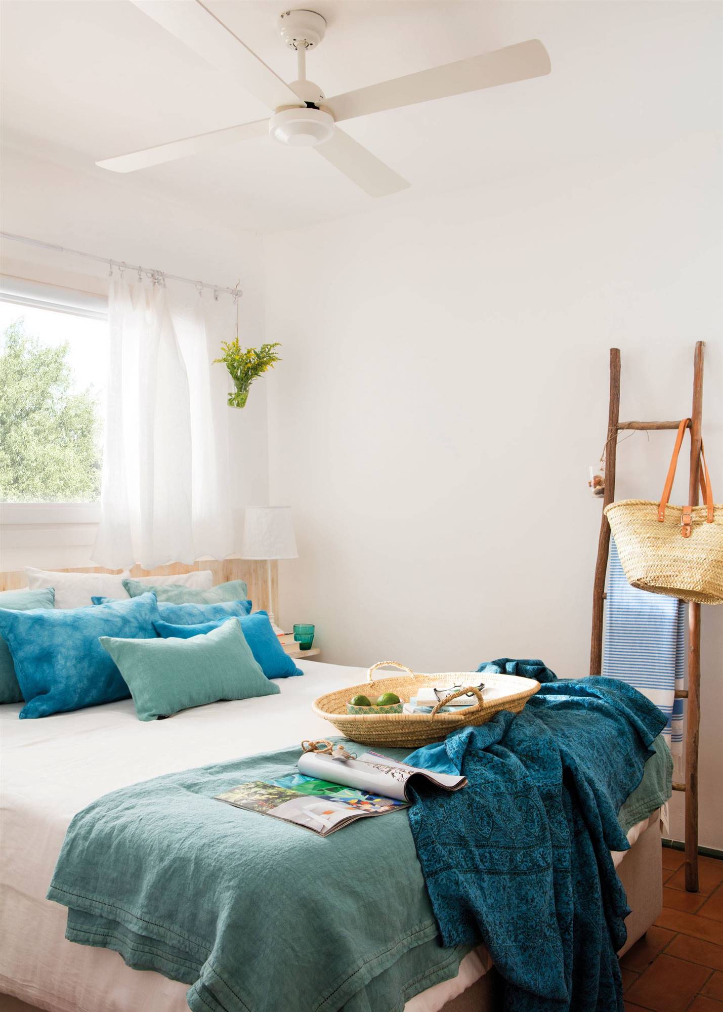 Dormitorio de verano con ropa de cama en azules y blancos. 