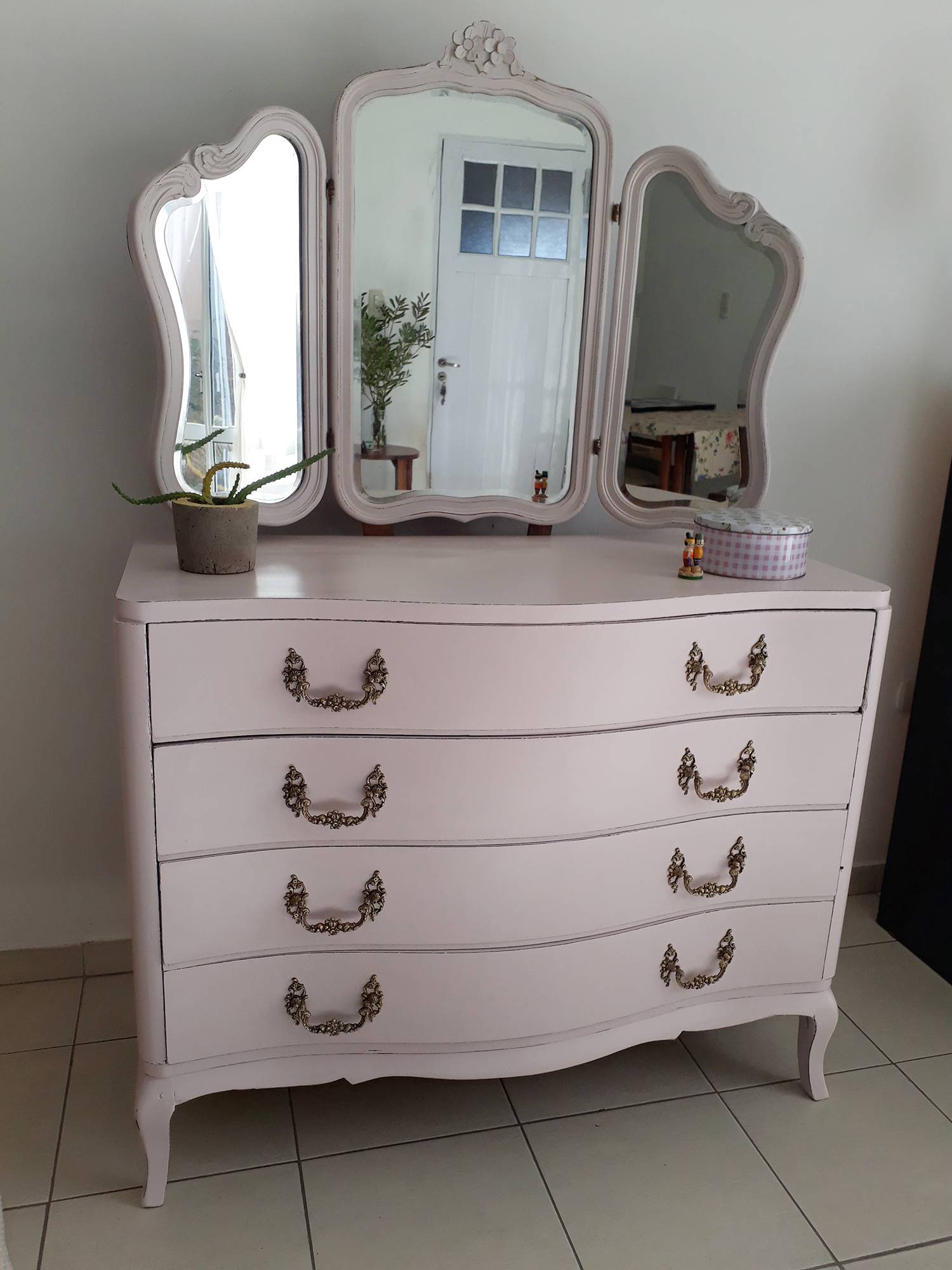 Cómoda restaurada de estilo francés pintada en rosa con espejo de tocador