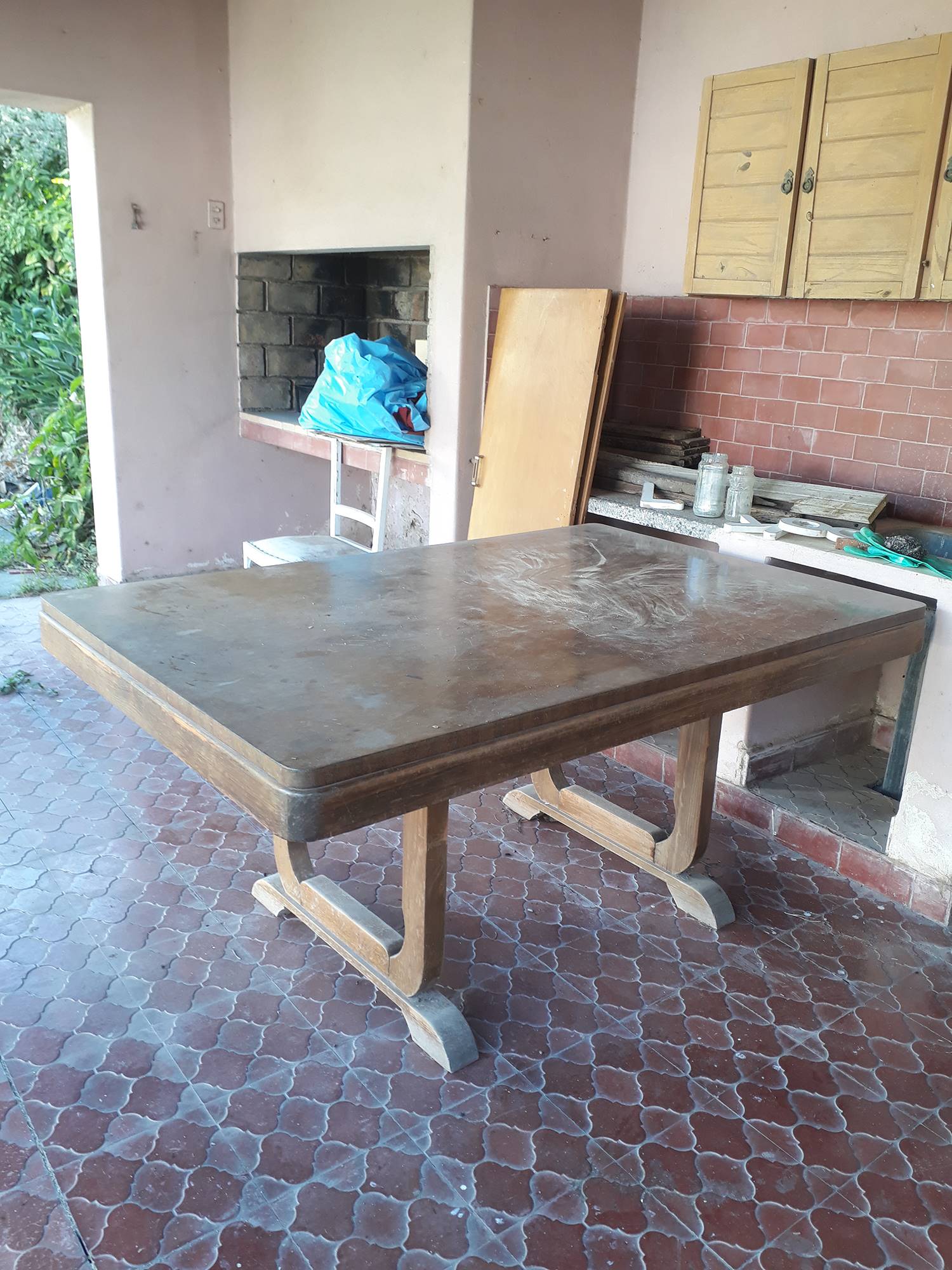 Mesa de comedor de madera antigua