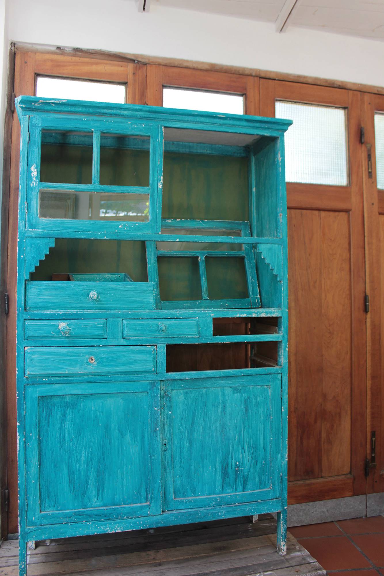 Alacena de madera antigua y estropeada pintada en azul turquesa